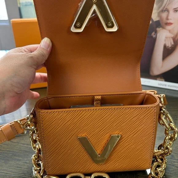 Louis Vuitton Tan Crossbody Bag with Timeless Elegance - Picture 4 of 10